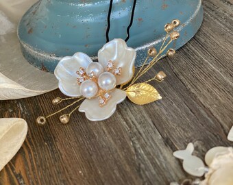 Floral gold hairpin wedding, pearl bridal side hair clip, bride hair accessory, golden elegant flower hair piece,big pearls flower