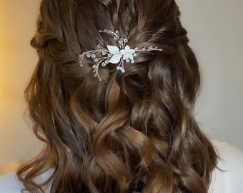 Bruiloft zilveren bloemensieraden, witte bloem bruidshaarkam, witte bladeren haartoebehoren, kleine kralen hoofddeksel, moderne bruid haarclip