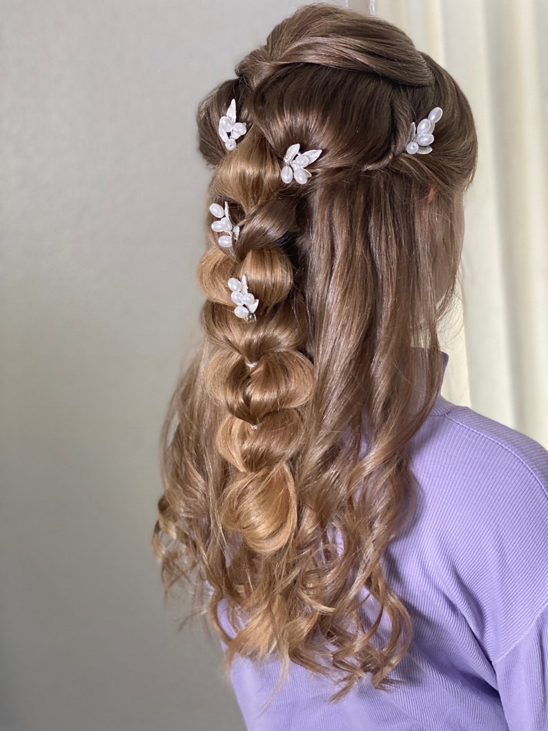 Little minimalist silver leaf bridal hairpin ,white big pearls hair clip for wedding, modern boho bride clip, greek style hair accessory,