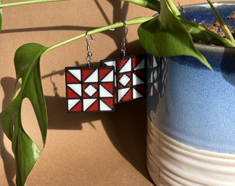 Aros colgantes livianos de acero quirúrgico hipoalergénicos con diseño de edredón del estado de Indiana (rojo) y llavero con pinza de langosta