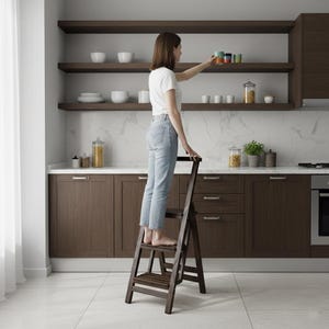 Peut inclure: Un escabeau en bois brun foncé doté de trois marches horizontales et d'une haute poignée de maintien. L'escabeau est construit avec un cadre robuste et des marches à lattes, conçu pour atteindre les étagères hautes dans une cuisine.