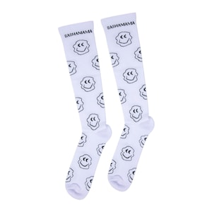 Könnte beinhalten: Ein Paar weiße Kniestrümpfe mit einem schwarzen Smiley-Muster. Die Socken haben den Text "SASHAMAMA" aufgedruckt.