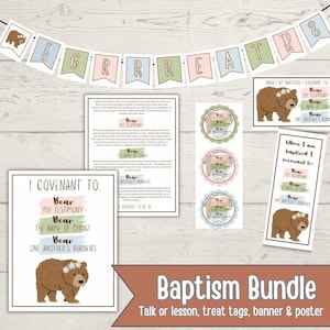 Puede incluir: Un paquete de bautizo con una pancarta, carteles y etiquetas para golosinas. La pancarta deletrea "G R R E A T" con ilustraciones de osos. Los carteles y las etiquetas incluyen texto sobre pactos e ilustraciones de osos. El paquete está diseñado para el bautizo.