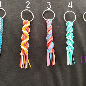 Crea il tuo portachiavi in pizzo di plastica Rexlace Boondoggle personalizzato, scegli i colori e lo stile