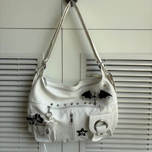 Y2K Style weiße Lederne Einkaufstasche Handgefertigte Remake Umhängetasche einzigartige Crossbody-tasche Gothic Handtasche Große Kapazität für Frauen Mädchen Reisen