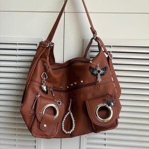 Y2K Style Braune Lederne Einkaufstasche Handgefertigte Remake Umhängetasche einzigartige Crossbody-tasche Gothic Handtasche Rucksack mit großer Kapazität für Frauen Mädchen
