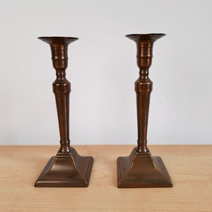 Set van 2 vintage koperen kandelaars / paar elegante koperen kandelaars / altaarkandelaars / kandelaars voor open haarden / vintage jaren 1970