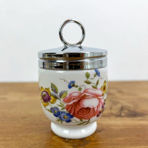 Zabytkowy rogalik do jajek Royal Worcester z kwiatami / Porcelana wysokiej jakości Wyprodukowano w Anglii