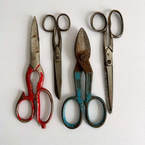 Set of 4 Vintage Scissors/ Old Sewing Scissors/ Craft Workshop Decoration