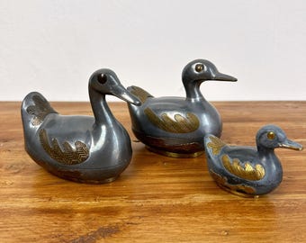 Vintage tennprydnadsaskar med anka-motiv: mässingsdetaljer, set om 3