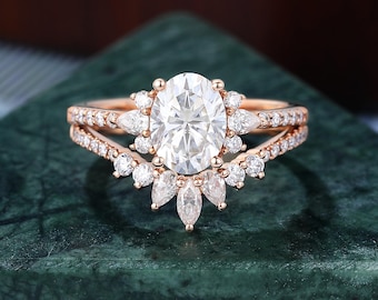 Zestaw pierścionków zaręczynowych z owalnym moissanitem: diament laboratoryjny o masie 1,2 ct, obrączka ślubna z żółtego złota w stylu vintage