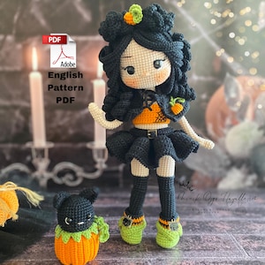 Könnte beinhalten: Eine handgefertigte Häkelpuppe und eine kleine schwarze Katze in einem Kürbiskostüm. Die Puppe ist als Hexe mit schwarzem Rock, orangefarbenem Oberteil und grünen Schuhen gekleidet. Das Bild enthält den Text "Adobe English Pattern PDF".