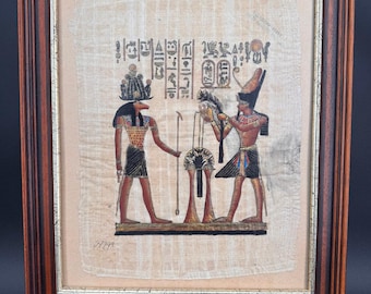 Cuadro antiguo enmarcado de papiro egipcio con jeroglíficos pintados a mano.