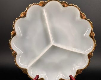 Bandeja para aperitivos de vidrio opalino Fire King vintage con divisiones y borde dorado, 3 secciones.