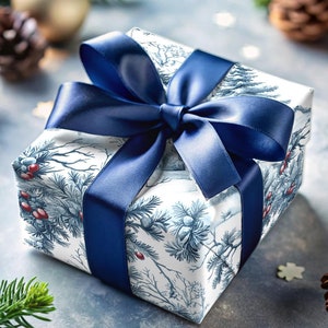 Carta da regalo natalizia blu Carta da regalo bianca per le feste Rami di pino Carta da regalo festiva blu Carta invernale Alberi innevati Bacche Natale elegante