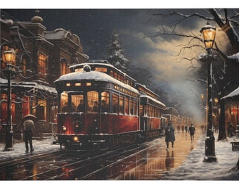 Op de afbeelding: Een rode vintage tram met sneeuw op het dak rijdt 's nachts door een besneeuwde straat in de stad. De tram is verlicht met warme gele lampen. Aan beide kanten van de straat staan lantaarnpalen en gebouwen.