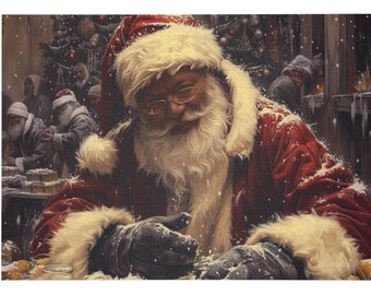 Puede incluir: Un alegre Papá Noel con barba blanca y traje rojo está trabajando en una noche nevada. Está rodeado de gente en el fondo.