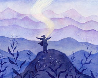 Op de afbeelding: Een aquarel schilderij van een persoon die op een bergtop staat met zijn armen uitgestrekt, omringd door een paars en blauw landschap. De persoon is gesilhouetteerd tegen een helder licht dat uit zijn borst straalt, wat een gevoel van hoop en inspiratie creëert.