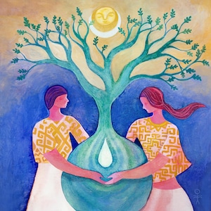 以下が含まれることがあります： 鮮やかな絵画には、水滴のある大きな青緑色の木の形を抱きしめる2人の人物が描かれています。木は上方に伸び、枝と葉が顔のある黄色の太陽に向かっています。人物は模様入りの黄色のトップスを着ています。
