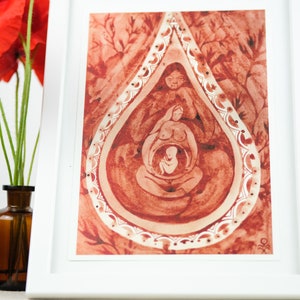 Könnte beinhalten: Ein gerahmtes Aquarellbild, das eine rote Tropfenform mit einem stilisierten Bild einer schwangeren Frau darstellt, die ein Baby im Inneren hält. Die Frau ist von einem dekorativen Rand umgeben und der Hintergrund ist ein rotes und weißes Muster.