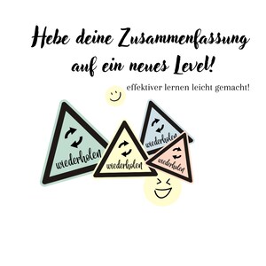 以下が含まれることがあります： 「wiederholen」（ドイツ語で「繰り返す」）という言葉が書かれた4つの道路標識のイラスト。標識はピラミッド型に配置され、下部に笑顔の顔があります。画像の上部には「Hebe deine Zusammenfassung auf ein neues Level!」（ドイツ語で「要約を新しいレベルに引き上げましょう！」）というテキストがあります。ピラミッドの標識の下には「effektiver lernen leicht gemacht!」（ドイツ語で「効果的に学ぶのは簡単です！」）というテキストがあります。