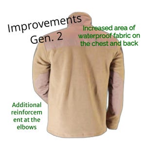 Puede incluir: Una chaqueta de forro polar de color beige con parches marrones en los codos. La chaqueta tiene una cremallera y un cuello alto. El texto "Improvements Gen. 2" est&aacute; impreso en el hombro izquierdo. El texto "Increased area of waterproof fabric on the chest and back" est&aacute; impreso en el hombro derecho. El texto "Additional reinforcement at the elbows" est&aacute; impreso debajo de la chaqueta.