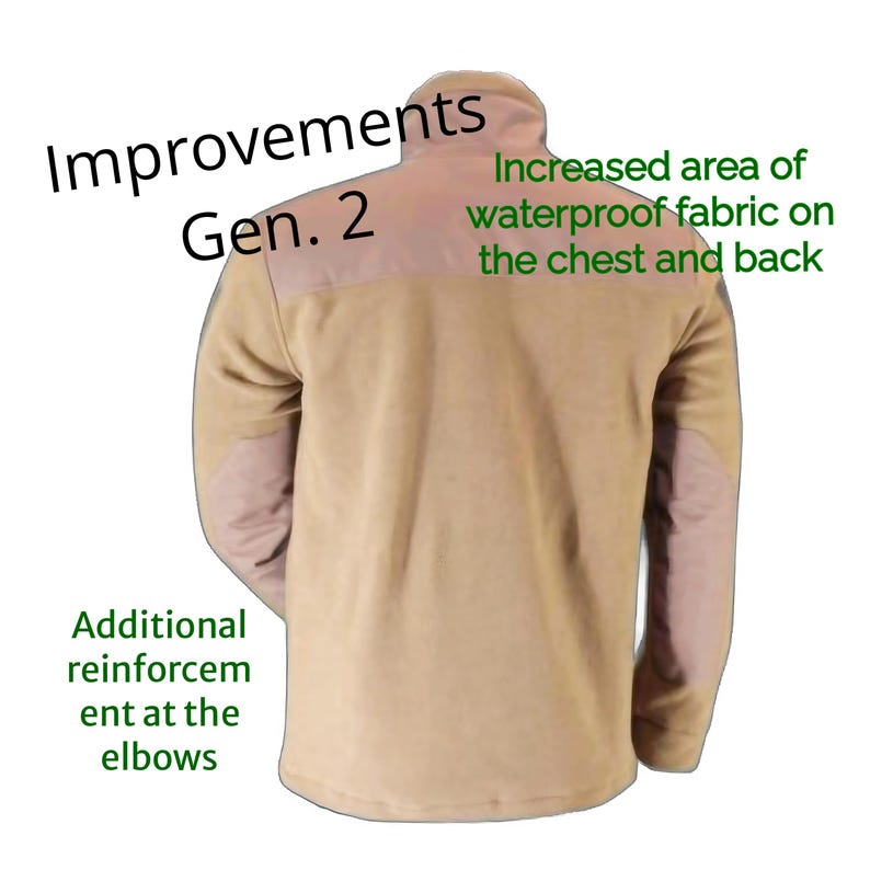 Puede incluir: Una chaqueta de forro polar de color beige con parches marrones en los codos. La chaqueta tiene una cremallera y un cuello alto. El texto "Improvements Gen. 2" est&aacute; impreso en el hombro izquierdo. El texto "Increased area of waterproof fabric on the chest and back" est&aacute; impreso en el hombro derecho. El texto "Additional reinforcement at the elbows" est&aacute; impreso debajo de la chaqueta.