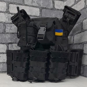 ウクライナのブラックボディアーマー（プレートなし）。高速リセット機能付き。ウォーキーバッグ、グレネードバッグ、カートリッジバッグ3個。警察/セキュリティサービスボディアーマー