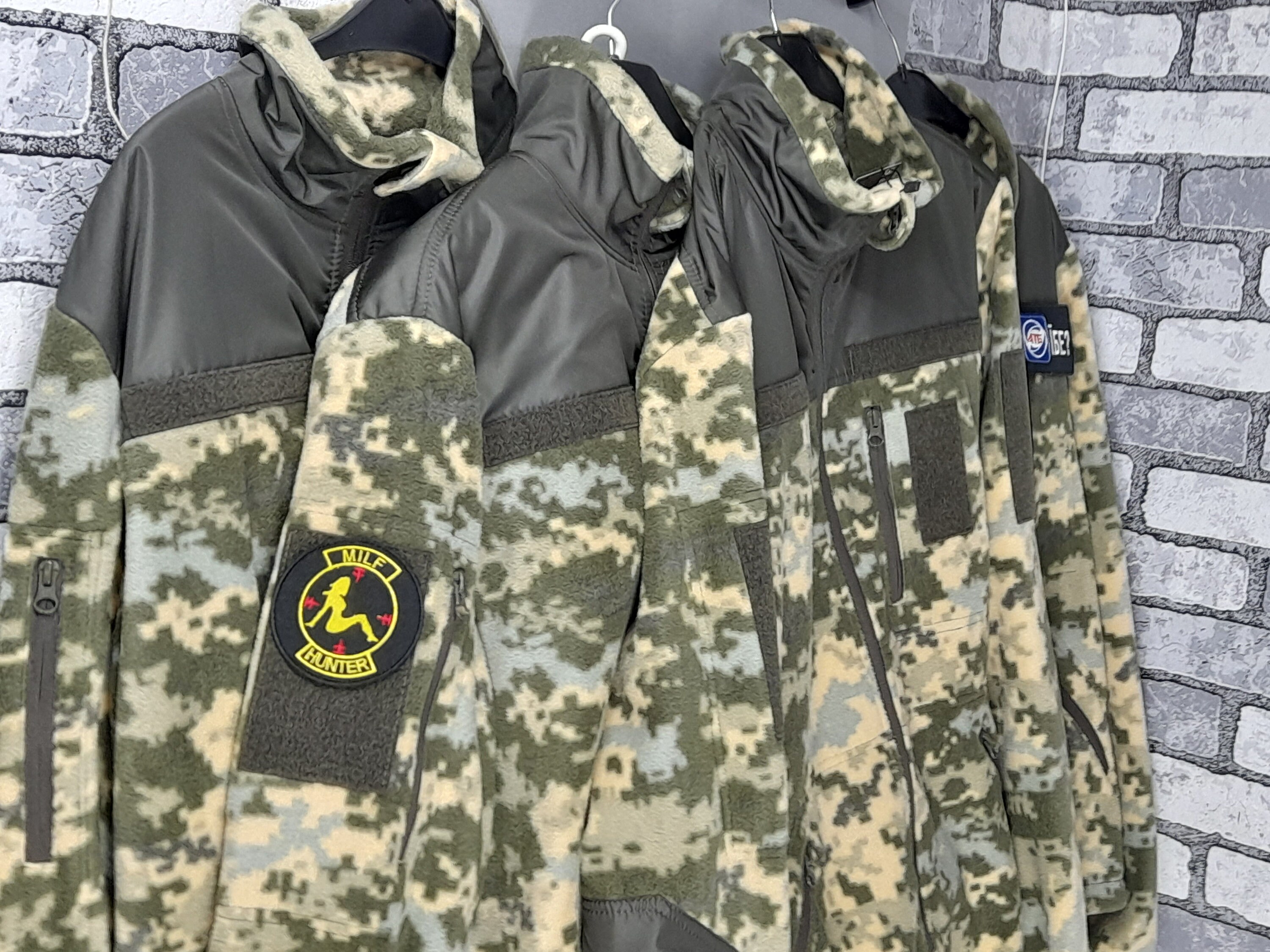 ウクライナ軍のタクティカルフリースジャケット、ピクセルミリタリー