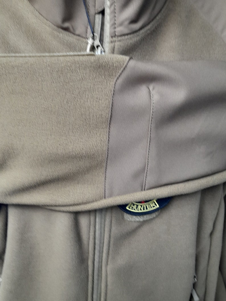 May include: A brown fleece jacket with a zip fastening and a black and gold "Hunter" logo patch on the chest.