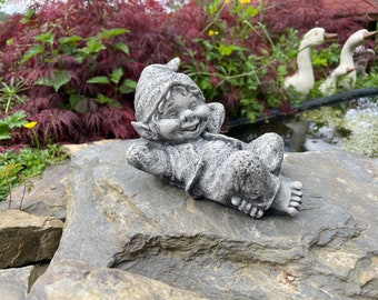Kobold liegend Steinfigur  Deko Zwerg Garten Figur Wichtel