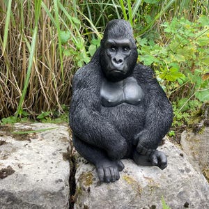 Affe Gorilla Deko Tierfigur Zoo Hausfigur Gartenfigur Baum Ast