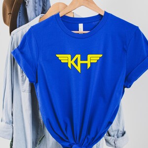 カマラ・ハリス KH ワンダーウーマンにインスパイアされたスーパーヒーロー T シャツ | エンパワーメント グラフィック T シャツ | ヒロイック T シャツ | 民主党大会