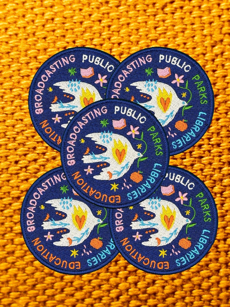 Pode incluir: Cinco patches bordados em azul marinho com as palavras "Broadcasting Public Education Parks Libraries" na borda. Cada patch apresenta um p&aacute;ssaro branco com um cora&ccedil;&atilde;o amarelo e laranja, rodeado por flores e estrelas. Os patches est&atilde;o em um fundo laranja texturizado.