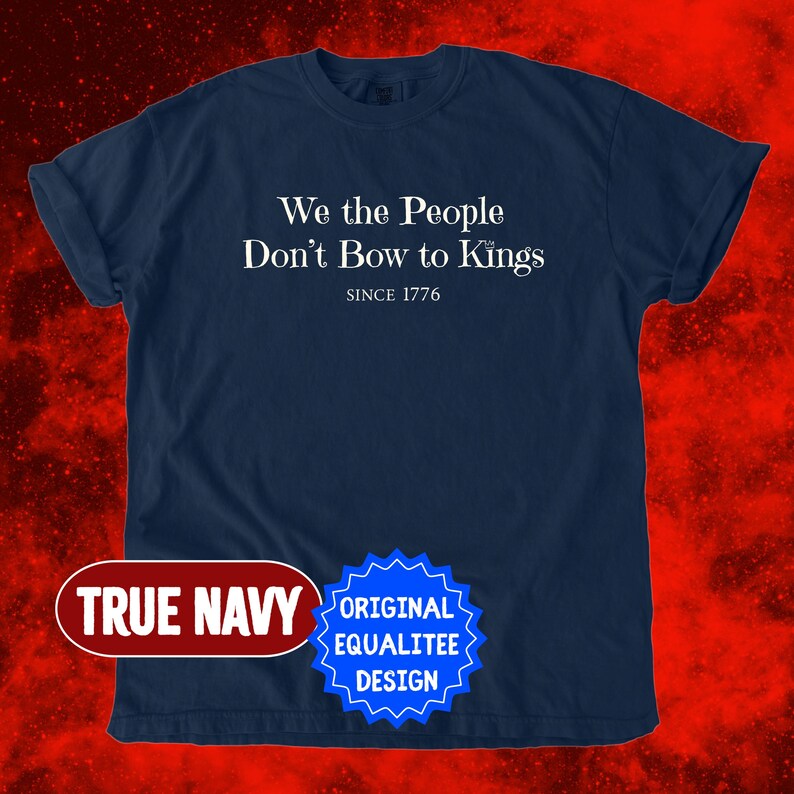 K&ouml;nnte beinhalten: Marineblaues T-Shirt mit wei&szlig;em Text "We the People Don't Bow to Kings" und "SINCE 1776". Das Shirt hat ein True Navy-Label und ein Original Equalitee Design-Abzeichen.