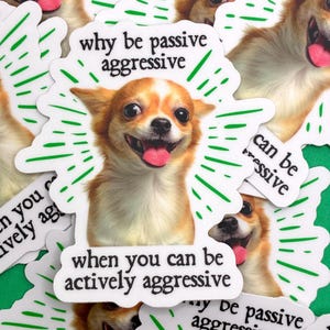 Pu&ograve; includere: Una collezione di adesivi bianchi con un Chihuahua sorridente. Gli adesivi hanno dettagli verdi e il testo: "Perch&eacute; essere passivi aggressivi quando puoi essere attivamente aggressivo?"