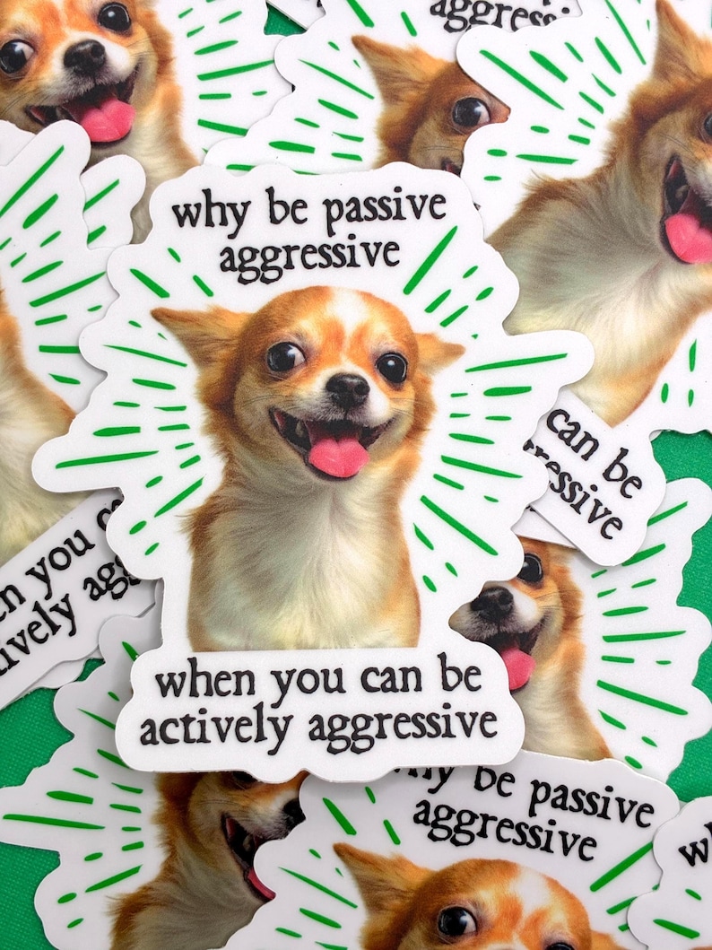 Pu&ograve; includere: Una collezione di adesivi bianchi con un Chihuahua sorridente. Gli adesivi hanno dettagli verdi e il testo: "Perch&eacute; essere passivi aggressivi quando puoi essere attivamente aggressivo?"