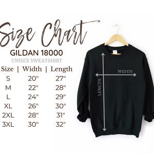 K&ouml;nnte beinhalten: Gr&ouml;&szlig;entabelle f&uuml;r ein Gildan 18000 Unisex-Sweatshirt. Die Tabelle zeigt die Breite und L&auml;nge in Zoll f&uuml;r die Gr&ouml;&szlig;en S, M, L, XL, 2XL und 3XL.