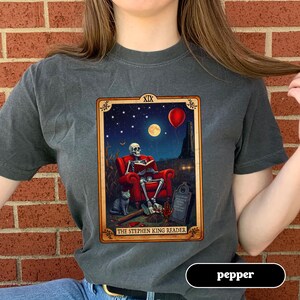 Camiseta con la carta del tarot inspirada en Stephen King / Regalo perfecto para los amantes de Stephen King / Camiseta de lector de terror de estilo vintage