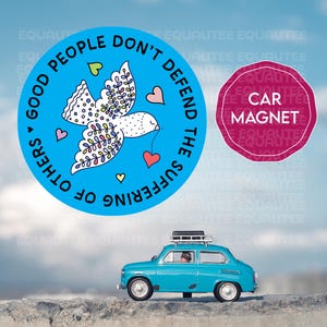 Pode incluir: Um carro de brinquedo turquesa com uma grade de tejadilho está estacionado numa superfície cinzenta. Dois ímanes redondos estão na imagem. Um é azul com uma ilustração de pomba e o texto "GOOD PEOPLE DON'T DEFEND THE SUFFERING OF OTHERS." O outro é um íman rosa para carro.