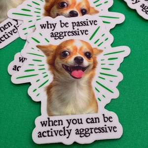 Pu&ograve; includere: Diversi adesivi con un disegno di Chihuahua sorridente. Gli adesivi hanno un bordo bianco con accenti verdi e il testo: "Perch&eacute; essere passivi aggressivi quando puoi essere attivamente aggressivo?"