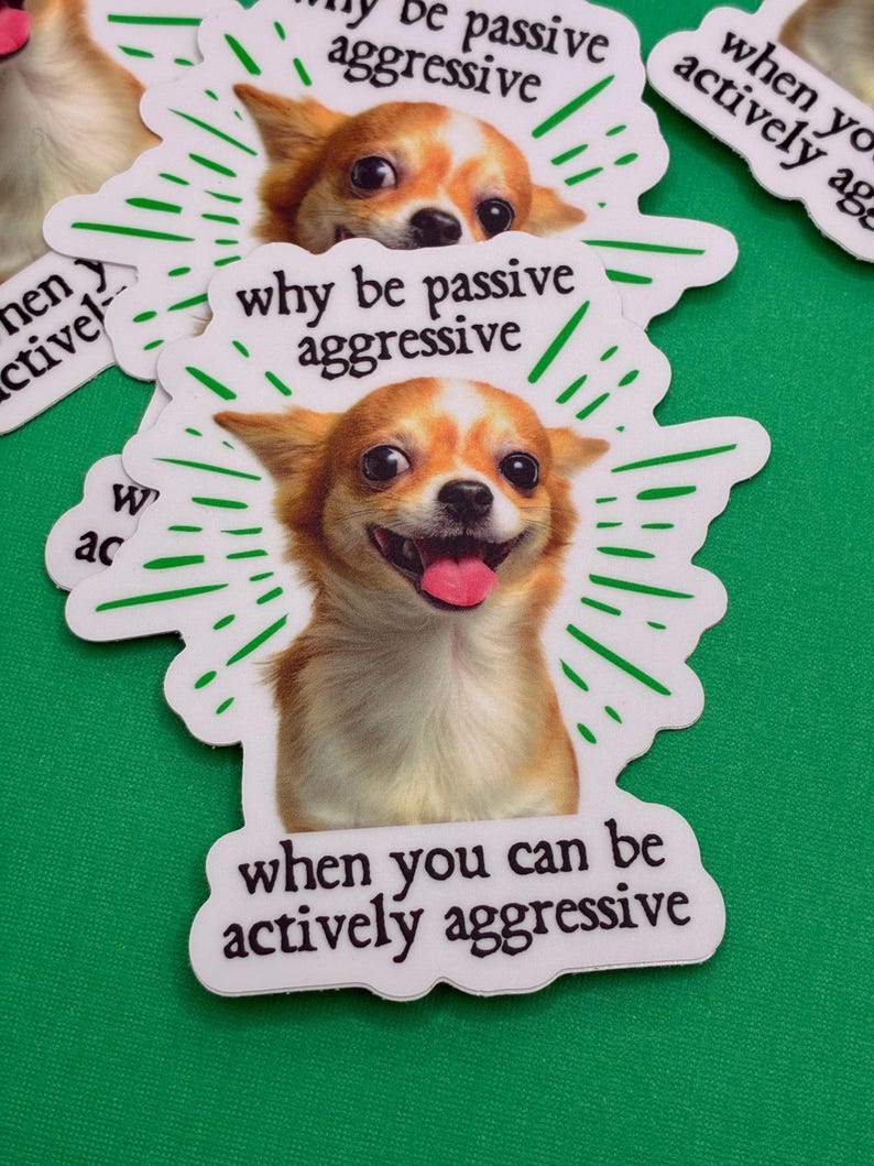 Pu&ograve; includere: Diversi adesivi con un disegno di Chihuahua sorridente. Gli adesivi hanno un bordo bianco con accenti verdi e il testo: "Perch&eacute; essere passivi aggressivi quando puoi essere attivamente aggressivo?"