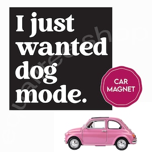Może przedstawiać: Różowy magnes na samochód z tekstem "I just wanted dog mode." i różowym samochodem w tle.