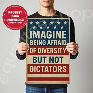 Op de afbeelding: Een rechthoekig bord met een vintage Amerikaans vlagontwerp. Op het bord staat "IMAGINE BEING AFRAID OF DIVERSITY BUT NOT DICTATORS" in vette hoofdletters. Een rode cirkel met de tekst "PROTEST SIGN DOWNLOAD just print and go" staat in de linkerbovenhoek.