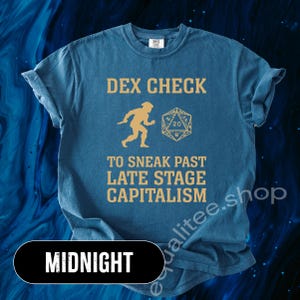 Dex Karo zum Vorbeischleichen in der Spätphase des Kapitalismus Hemd | DnD großzügigen Komfort Farben T-Shirt | Politisches Rollenspiel Geschenk | Würfel & Gerechtigkeit