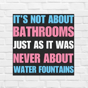 Transflaggan "Det handlade aldrig om badrummen" bildekal | Citat om jämställdhet