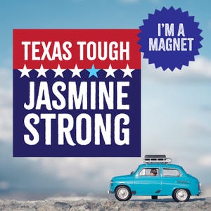 Könnte beinhalten: Ein blaues und rotes Schild mit weißem Text, der "Texas Tough" und "Jasmine Strong" lautet, mit einer Reihe weißer Sterne und einem blauen Stern über dem Namen. Ein blauer Stern-Aufkleber mit weißem Text, der "I'm a Magnet" lautet, befindet sich in der oberen rechten Ecke des Bildes. Ein blaues Spielzeugauto mit weißem Dach fährt auf einer felsigen Oberfläche.