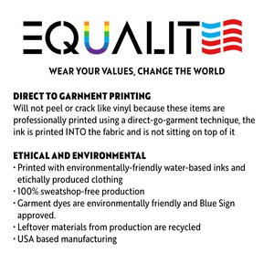 Puede incluir: Un gr&aacute;fico con la palabra "EQUALITE" en colores arco&iacute;ris y una bandera estadounidense roja, blanca y azul. El texto "WEAR YOUR VALUES, CHANGE THE WORLD" est&aacute; debajo del gr&aacute;fico. El texto "DIRECT TO GARNMENT PRINTING" est&aacute; en negrita, seguido de una descripci&oacute;n del proceso de impresi&oacute;n. El texto "ETHICAL AND ENVIRONMENTAL" est&aacute; en negrita, seguido de una lista de pr&aacute;cticas &eacute;ticas y ambientales.