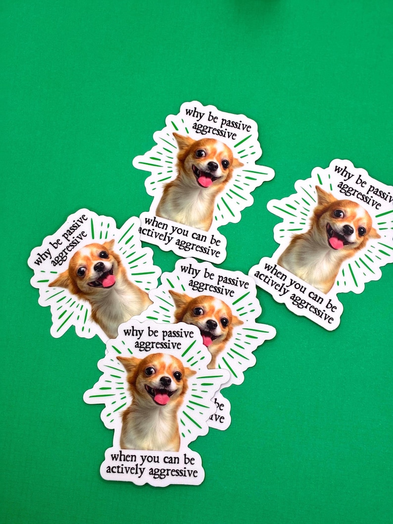 Pu&ograve; includere: Una collezione di adesivi bianchi con l'illustrazione di un cane chihuahua sorridente. Ogni adesivo presenta il testo "why be passive aggressive when you can be actively aggressive" in un design a scoppio verde, su sfondo verde.