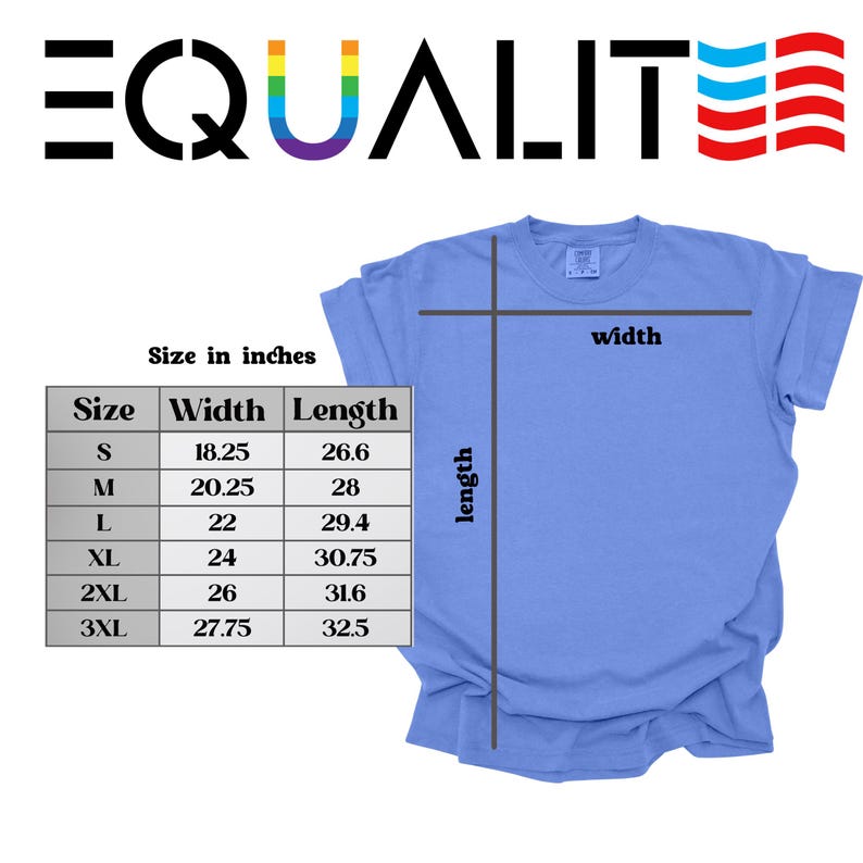 Puede incluir: Una tabla de tallas para una camiseta azul claro con la palabra "EQUALITE" en colores arco&iacute;ris y un dise&ntilde;o de bandera estadounidense. La tabla muestra el ancho y la longitud de la camiseta en pulgadas para las tallas S, M, L, XL, 2XL y 3XL.